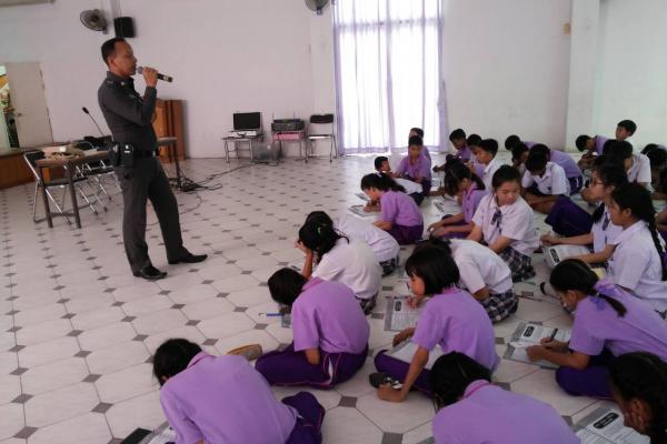งานชุมชนและมวลชนสัมพันธ์ อบรมโครงการ D.A R.E. ซึ่งเป็นโครงการที่สอดคล้อง กับนโยบายของรัฐบาล ในการแก้ไขปัญหา ย