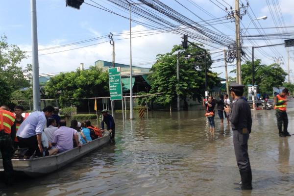 พ.ต.อ.อธิวัฒน์ นุชถาวร ผกก.สภ.บางปู และข้าราชการตำรวจอำนวยความสะดวกด้านการจราจรให้กับ ประชาชน บริเวณนิคมอุตสา